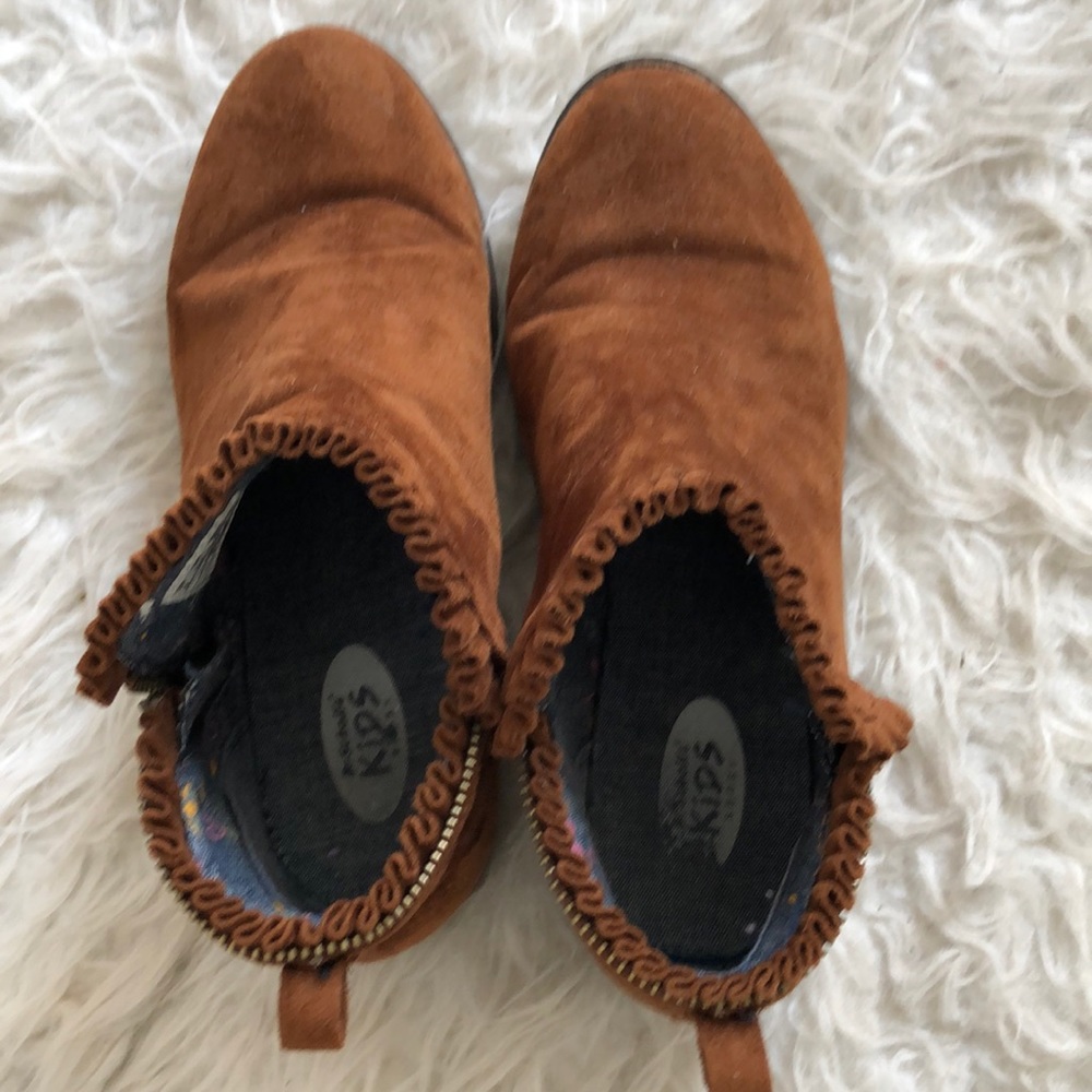 Hi! I am selling Dr.scholl’s kids brown boots.